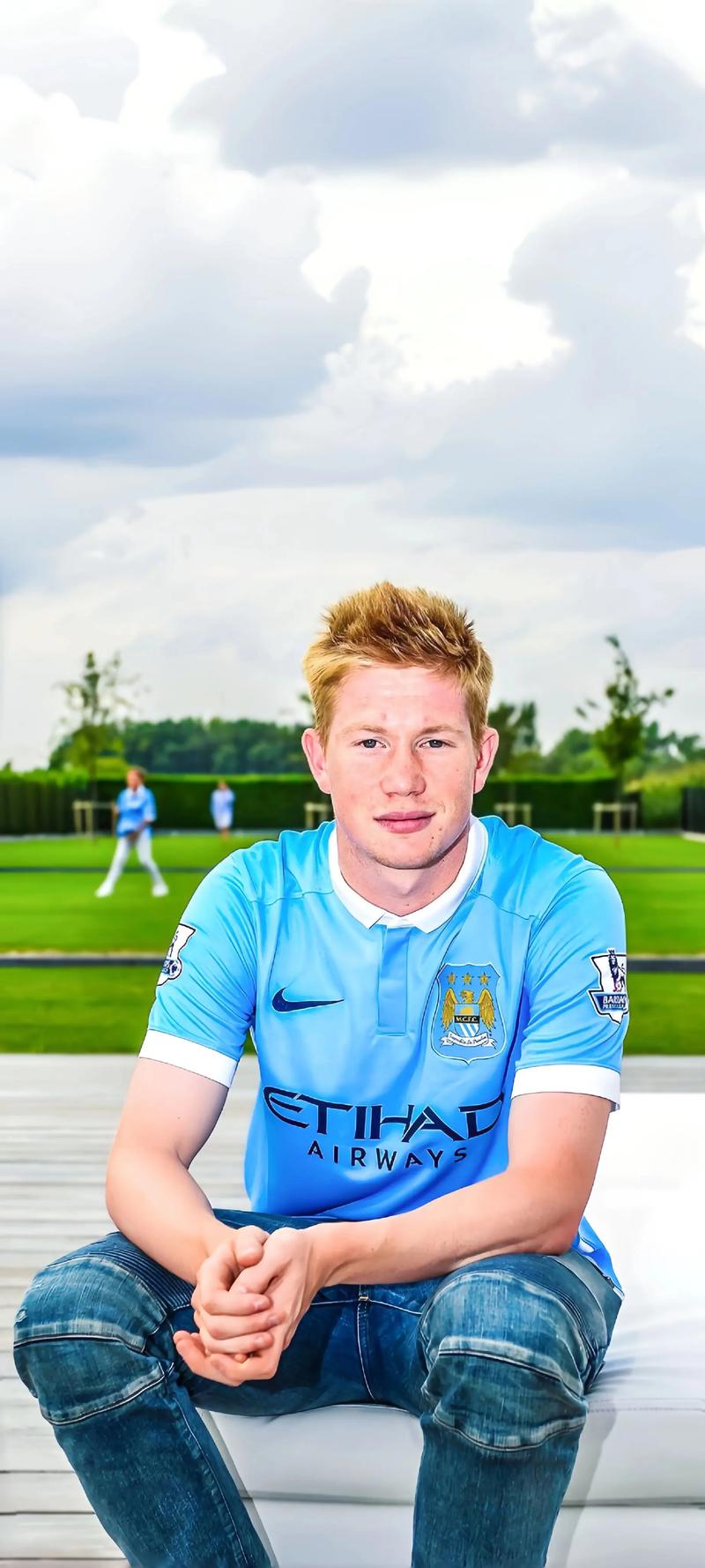 布拉德利：我小时候经常在自家花园里滑铲模仿杰拉德