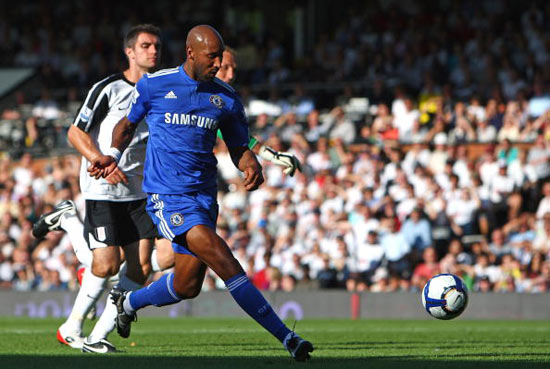 欧文突破防守送出关键助攻